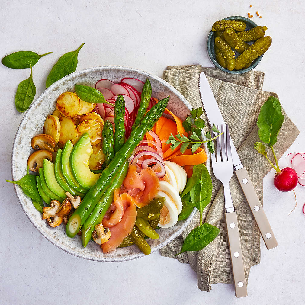 Zdjęcie przepisu Wiosenny bowl z łososiem i korniszonami