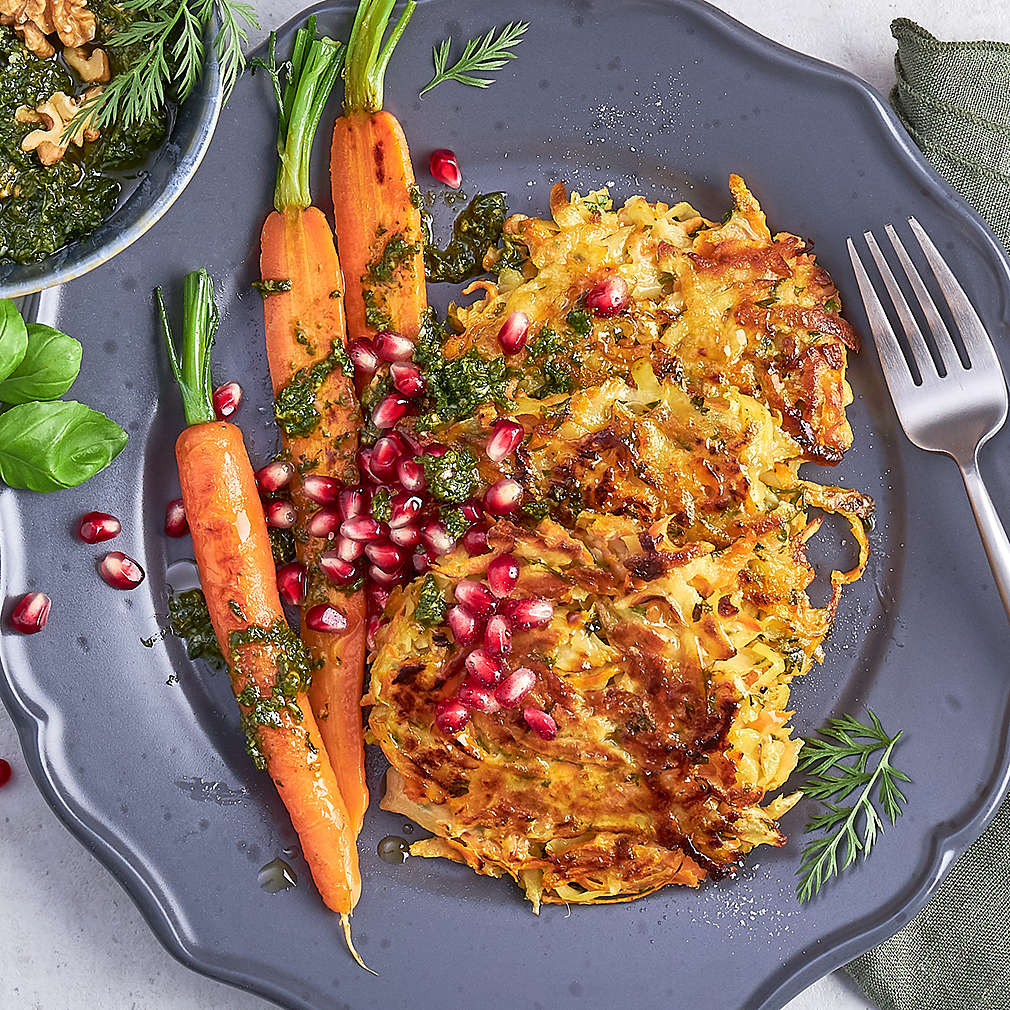 Abbildung des Rezepts Leaf to root Kartoffel-Möhren-Puffer mit Möhrengrün-Pesto