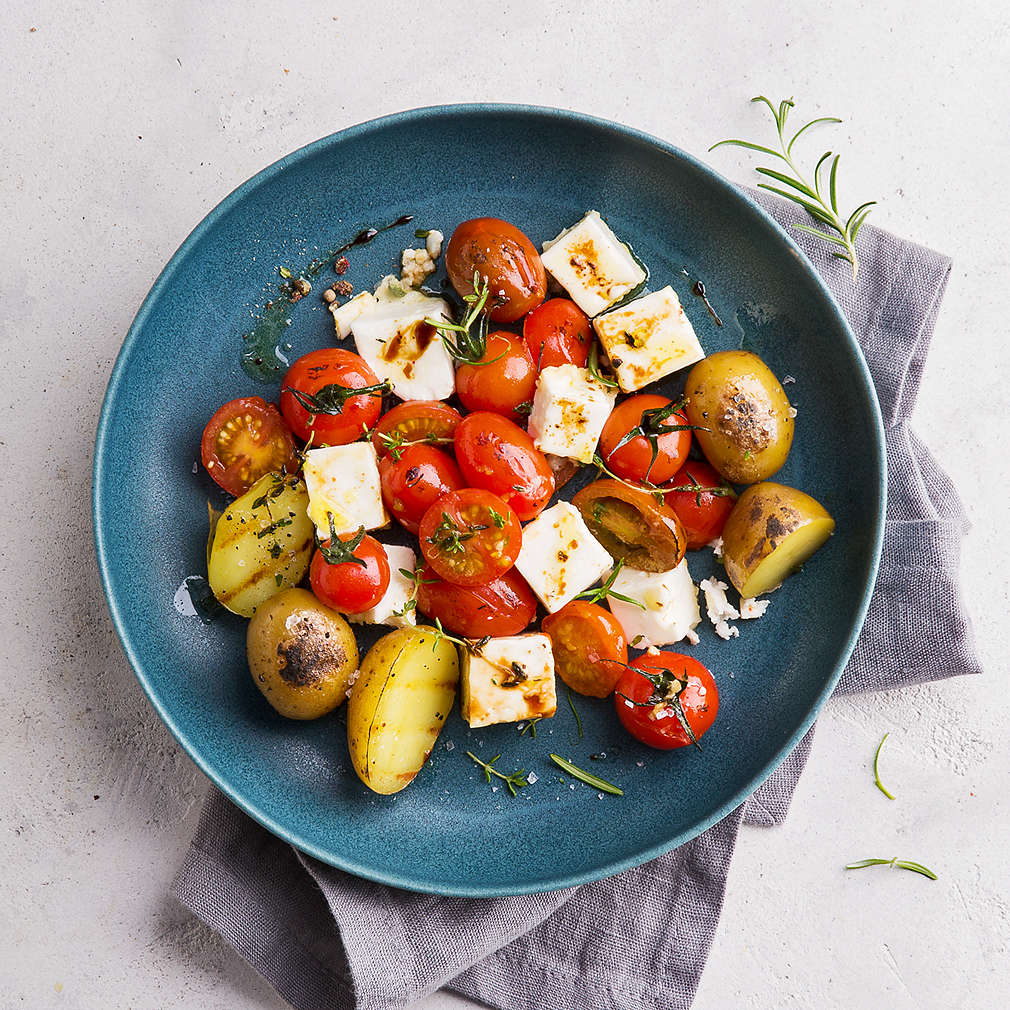 Abbildung des Rezepts Würzige Tomaten-Käse-Päckchen mit Grillkartoffeln