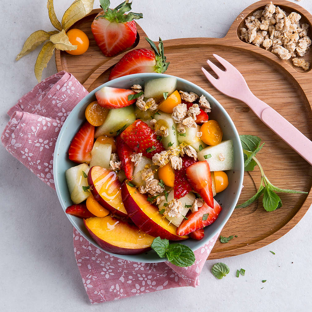 Imaginea rețetei Salată de fructe cu topping crocant