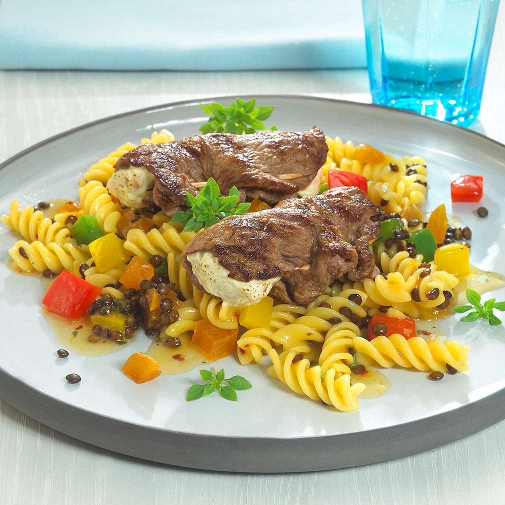 Abbildung des Rezepts Gefüllte Steaks südafrikanische Art mit Nudel-Linsen-Salat