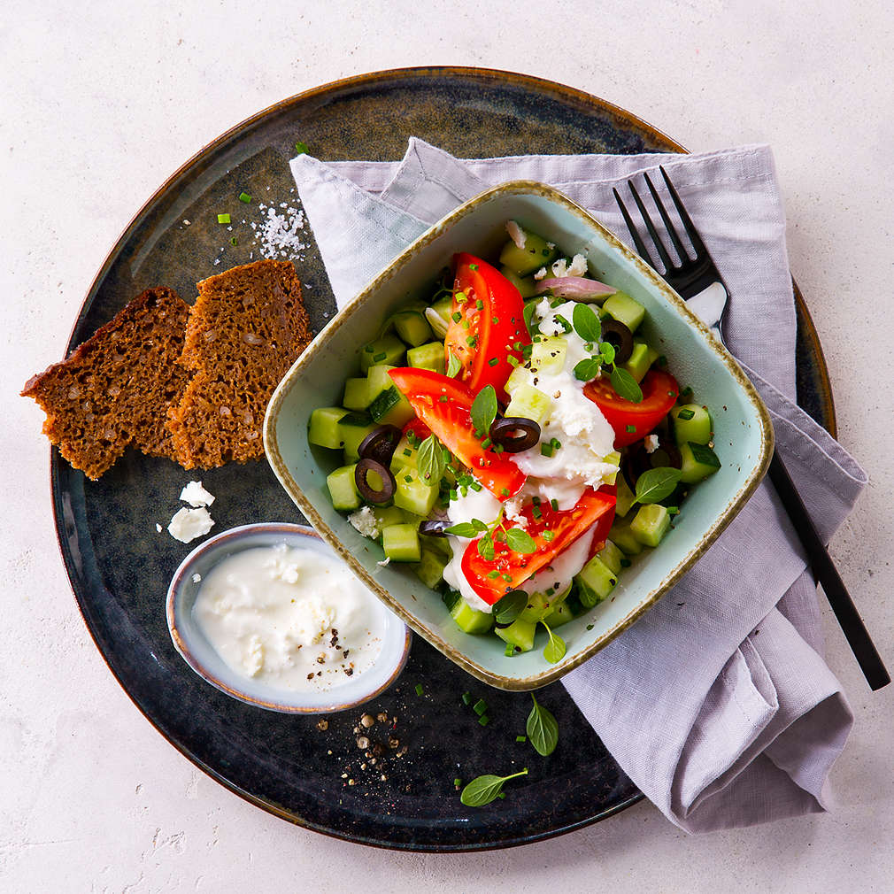 Zobrazit Řecký salát s jogurtem a sýrem feta receptů