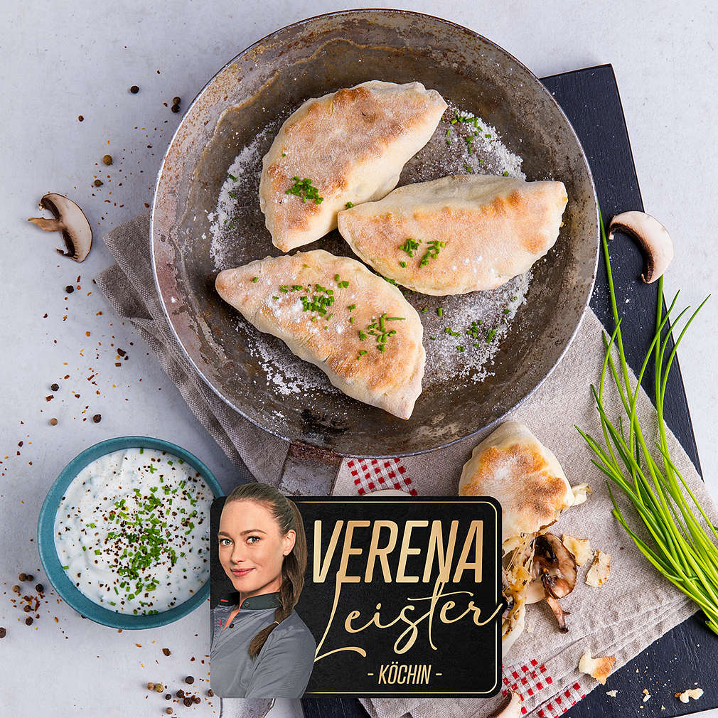 Pfannenbrot mit Champignon-Käsefüllung und Schnittlauchdip - Rezept ...