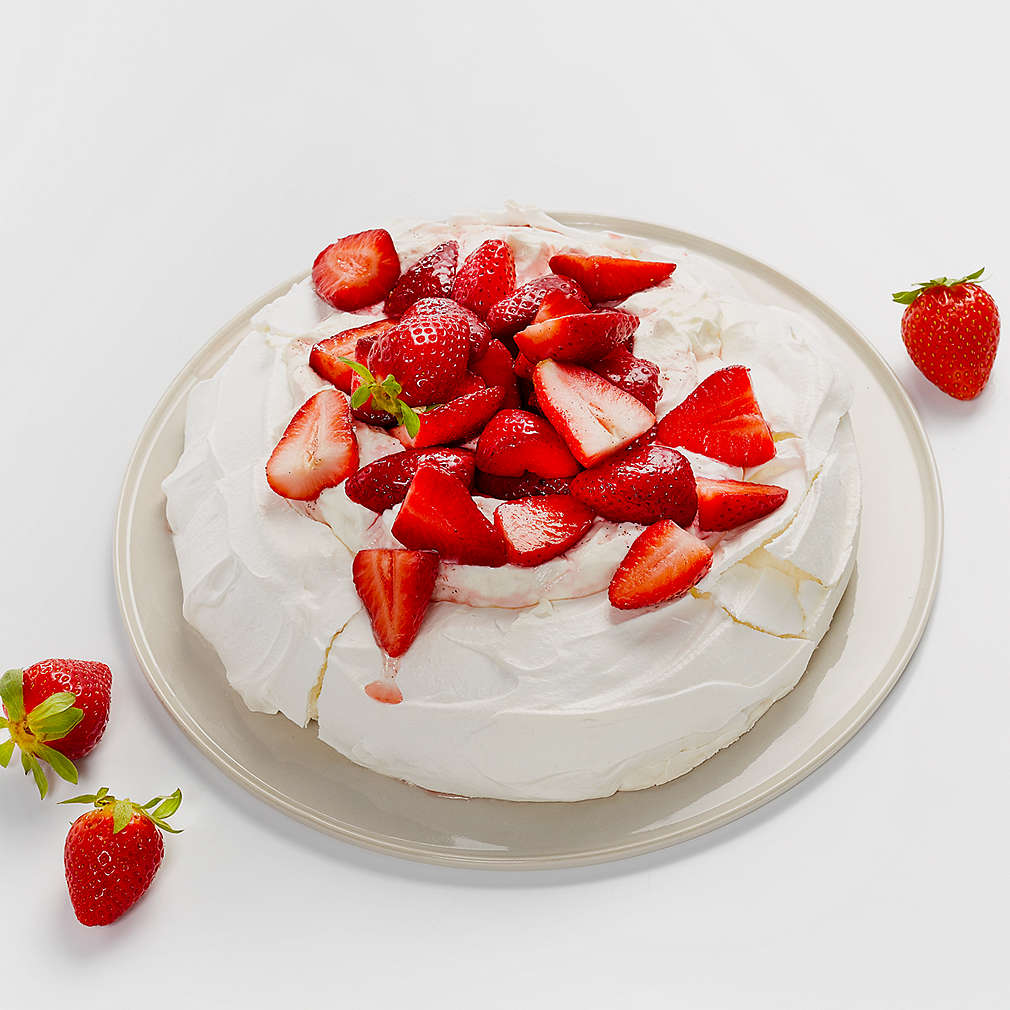 Abbildung des Rezepts Pavlova mit marinierten Erdbeeren
