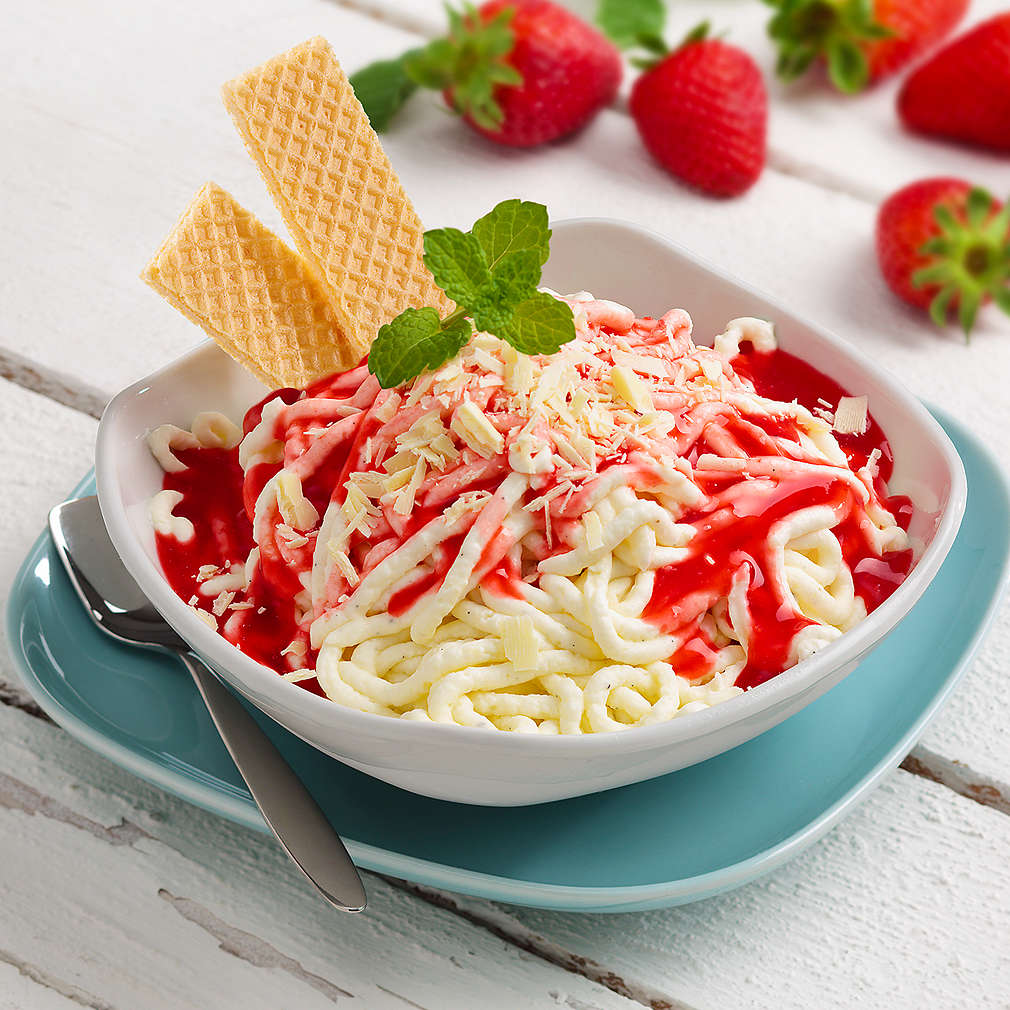 Изобразяване на рецептата Сладоледени спагети с ягодов топинг