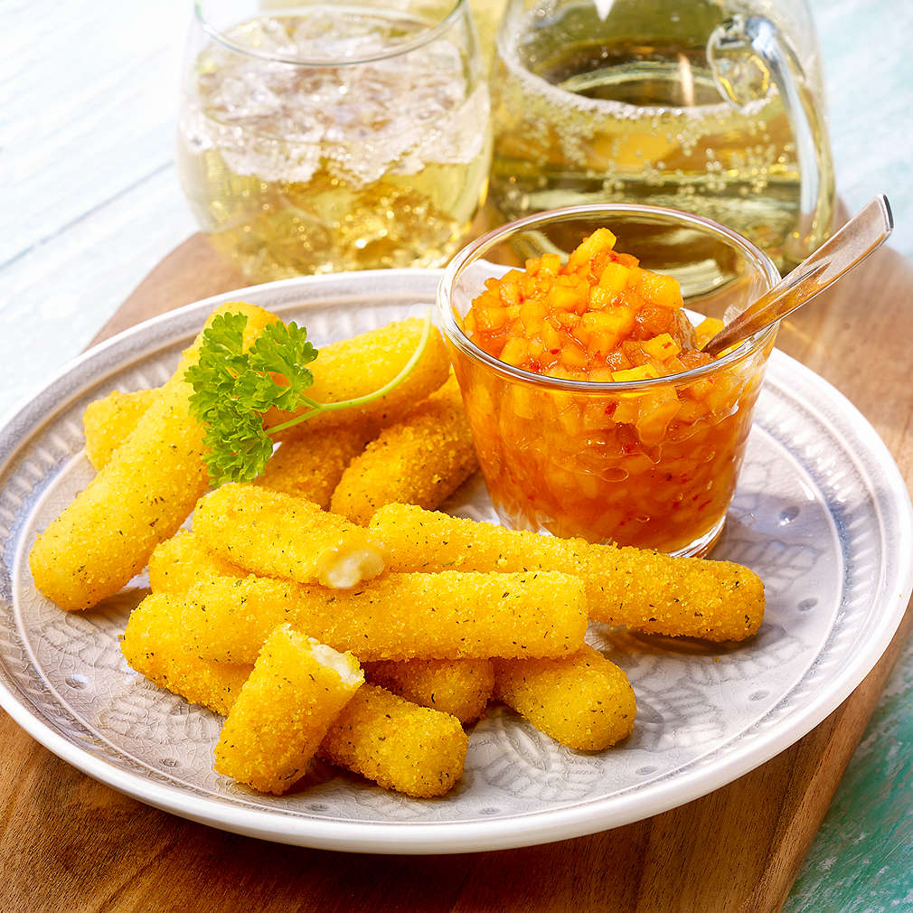 Abbildung des Rezepts Mozzarellasticks mit Mango-Aprikosen-Dip
