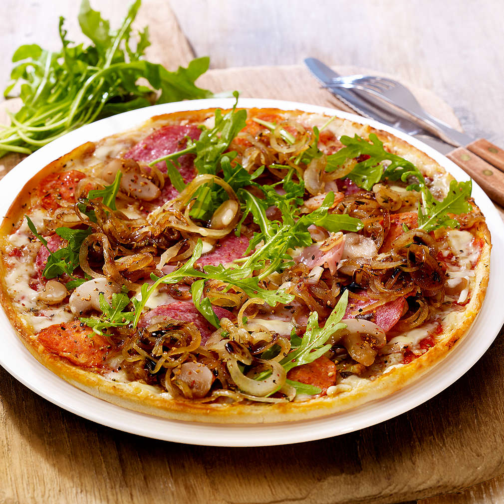 Abbildung des Rezepts Pizza Speciale mit Balsamico-Zwiebeln