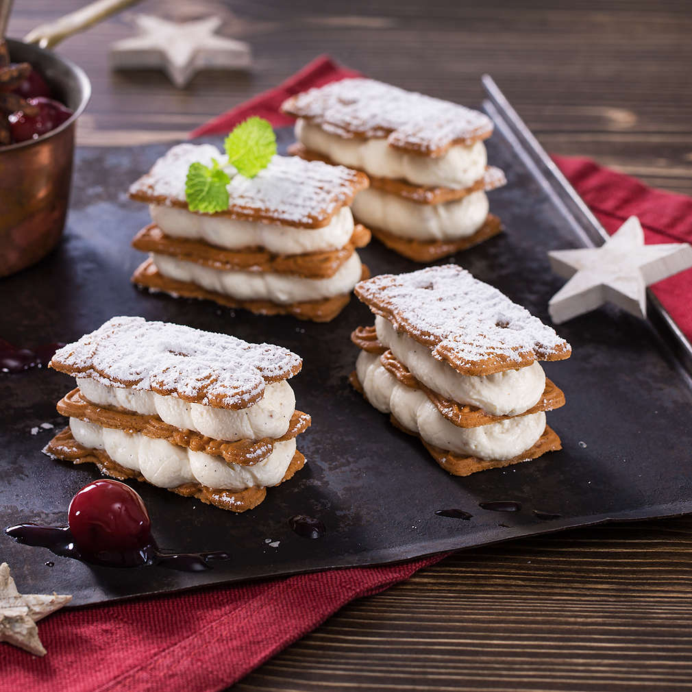Zobrazit Krémové řezy z karamelových sušenek s višněmi receptů