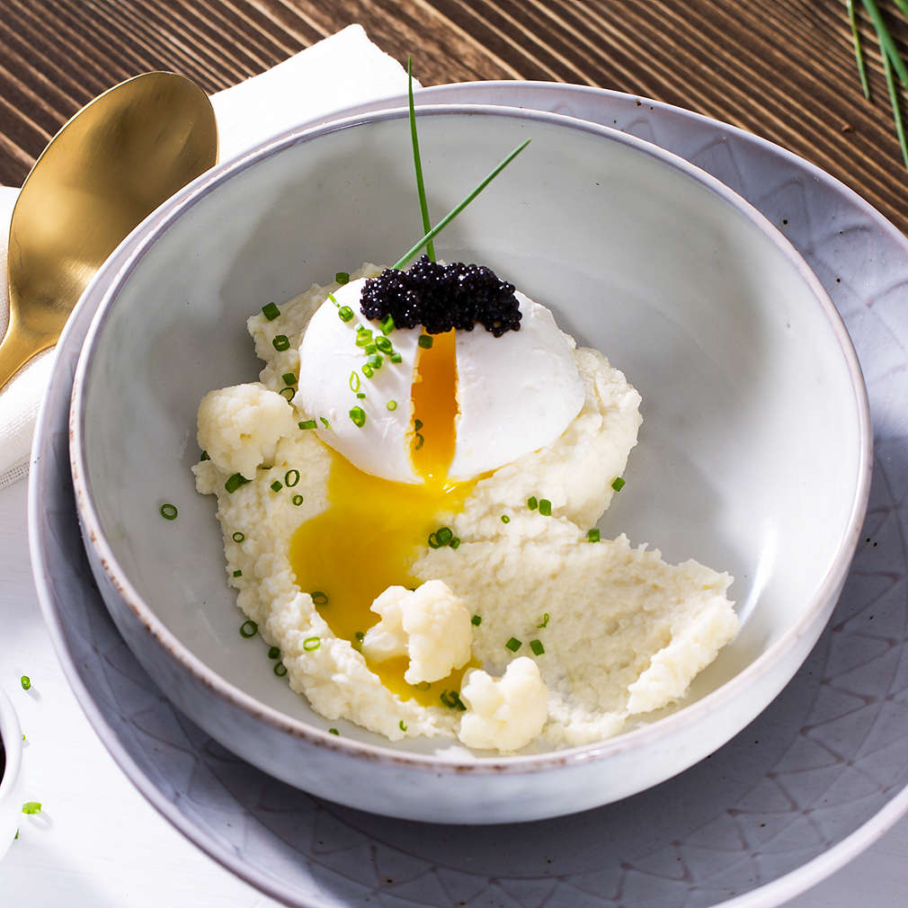 Abbildung des Rezepts Pochiertes Ei auf Blumenkohlcreme mit Kaviar