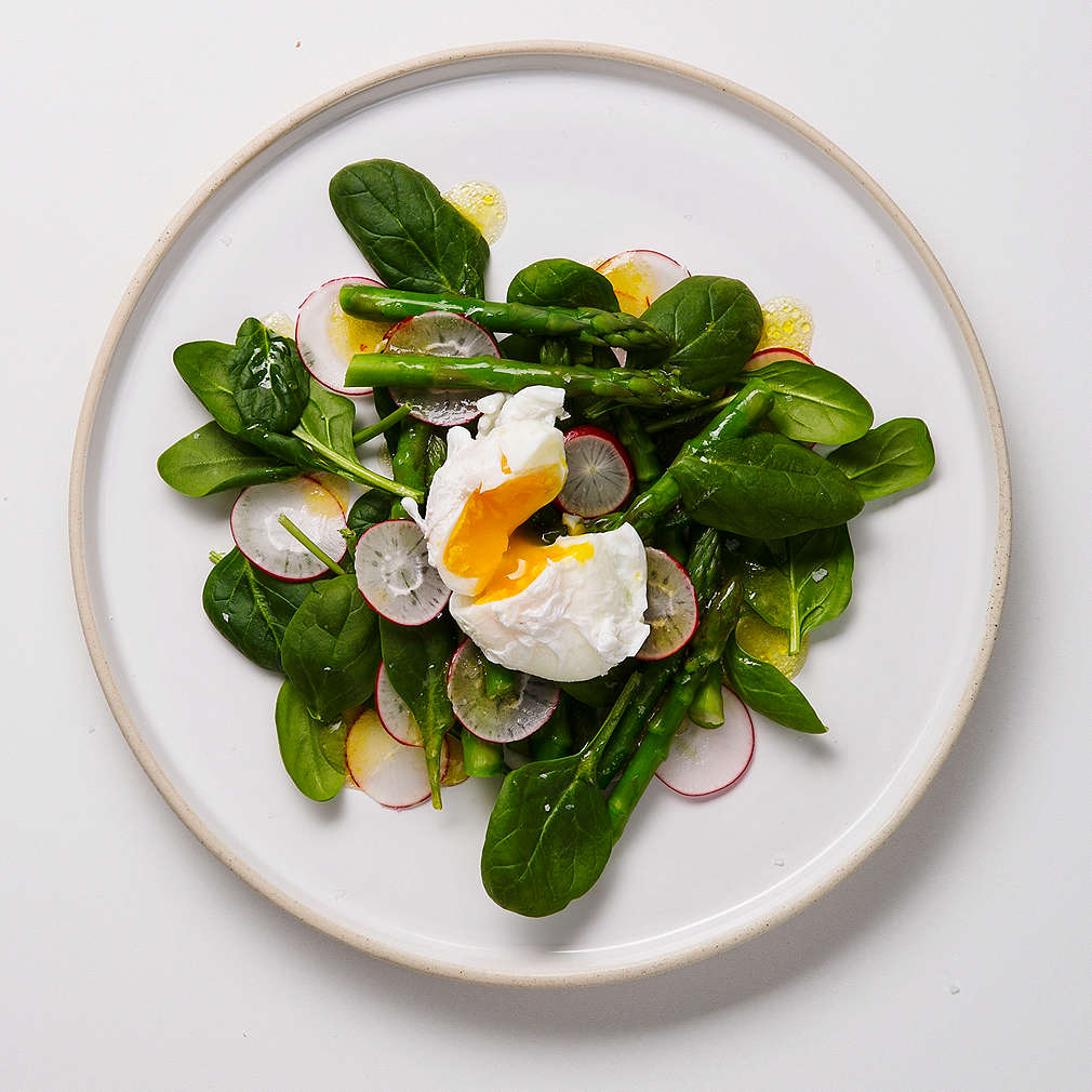 Imaginea rețetei Salată de sparanghel și spanac cu ou poșat