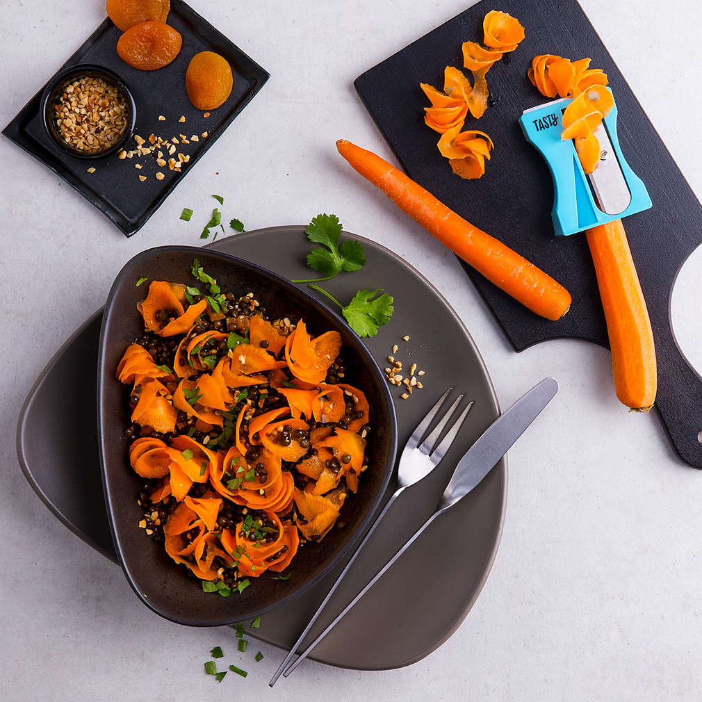 Imaginea rețetei Salată din spaghete de morcovi cu linte și alune