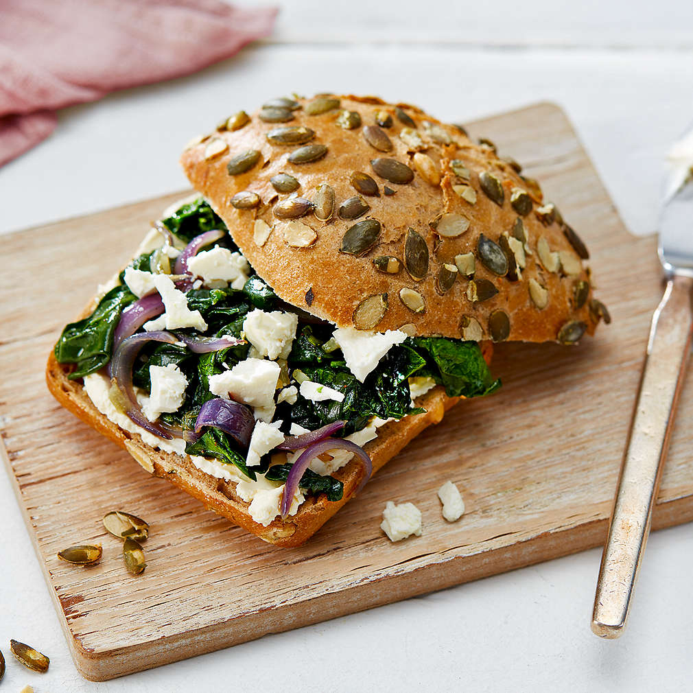 Abbildung des Rezepts Kürbiskernbrötchen mit Spinat und Feta