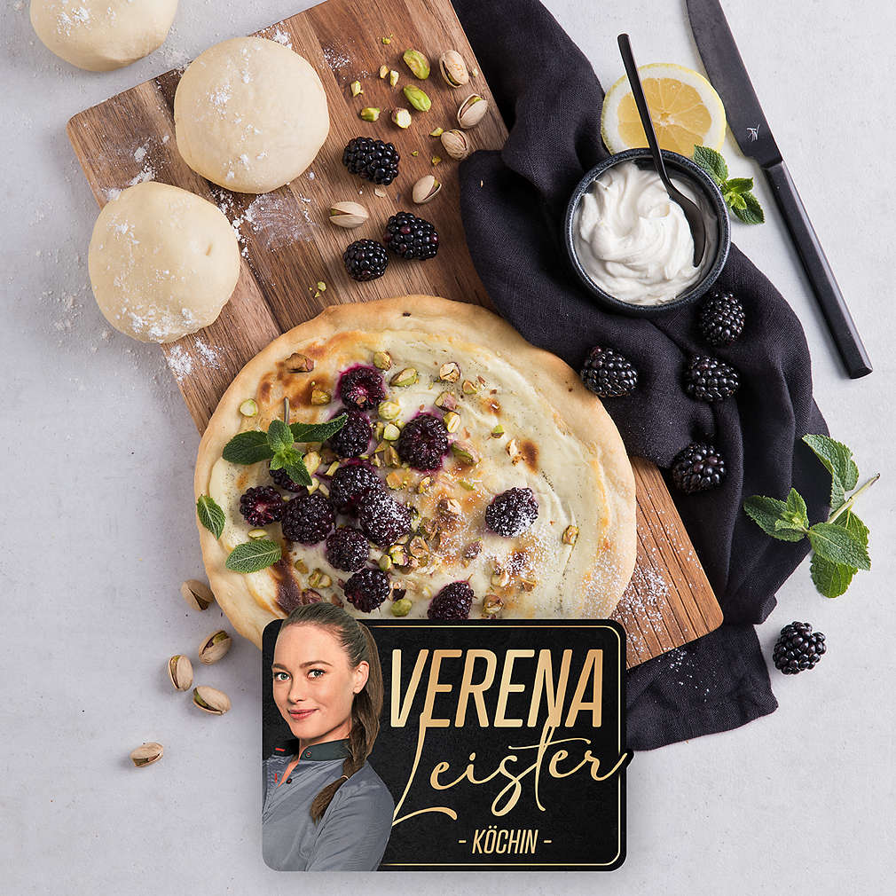 Süße Pizza vom Grill mit Brombeeren, Pistazien und Minze - Rezept ...