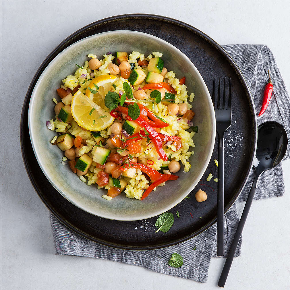 Zdjęcie przepisu Wegetariańska paella z ciecierzycą i kolorowymi warzywami