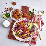 Abbildung des Rezepts Veggie-Winter-Coleslaw mit Falafel