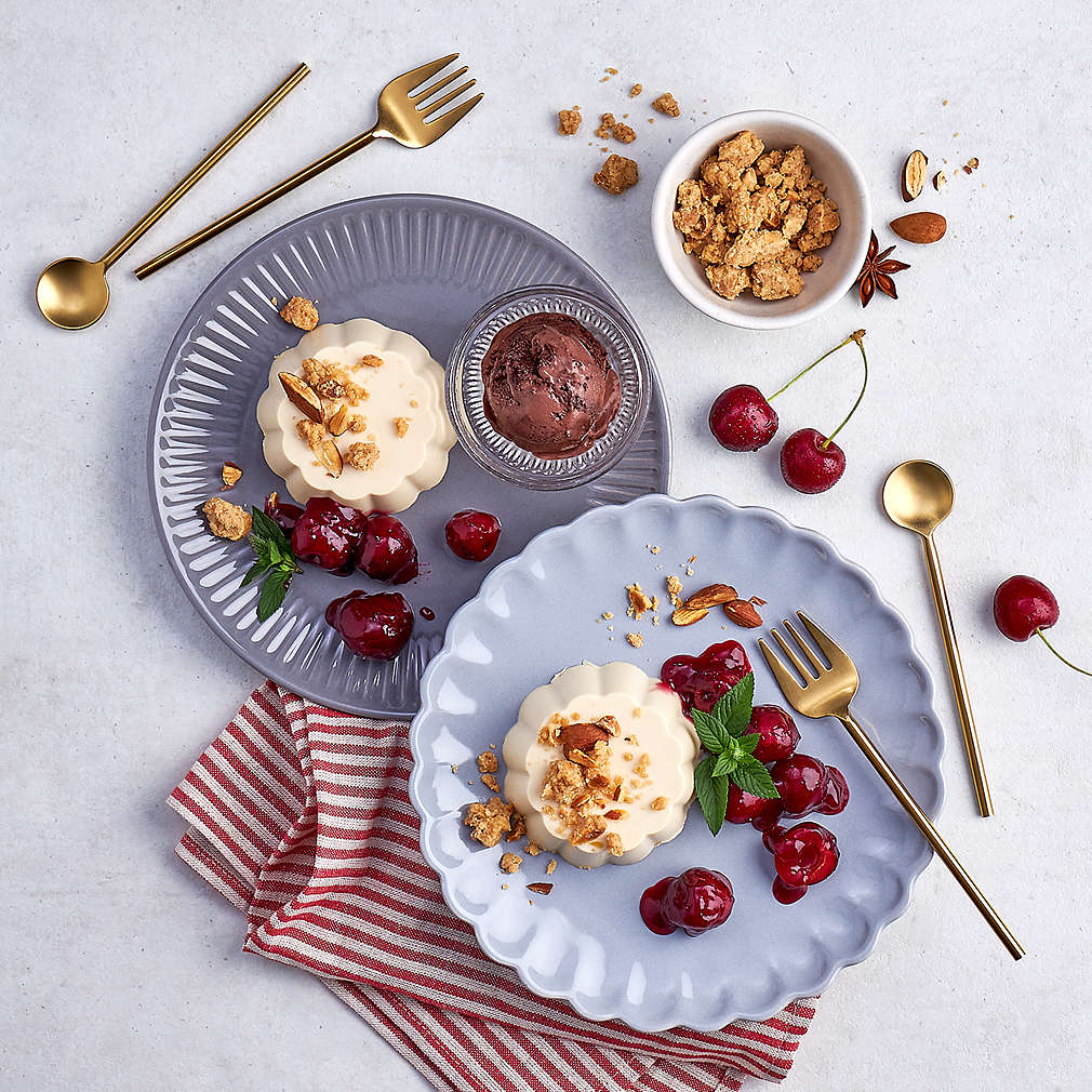 Abbildung des Rezepts Weiße Kaffee-Pannacotta mit Kirschkompott und Gewürz-Crumble