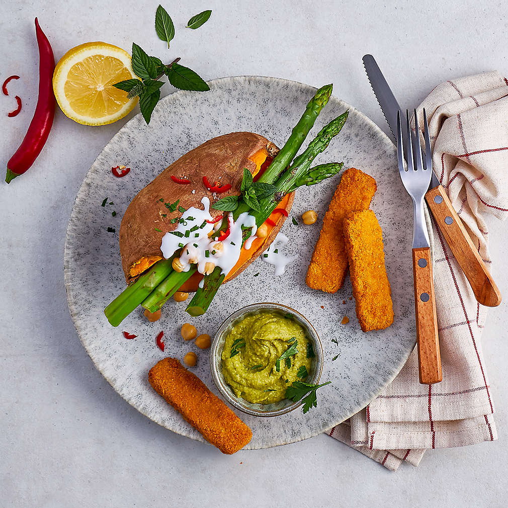 Изображение на Пълнен сладък картоф с аспержи и хумус