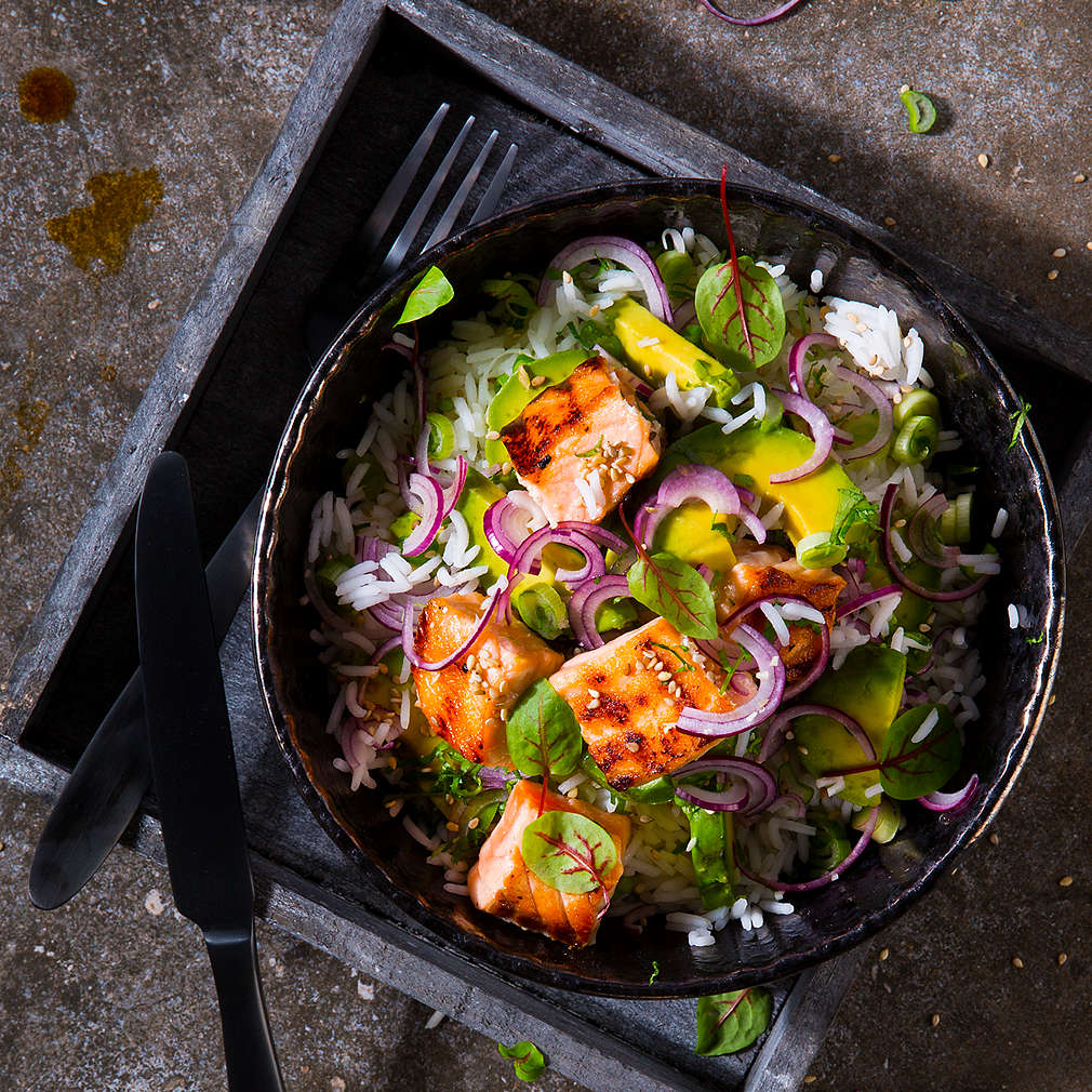 Imaginea rețetei Salată caldă de orez și somon