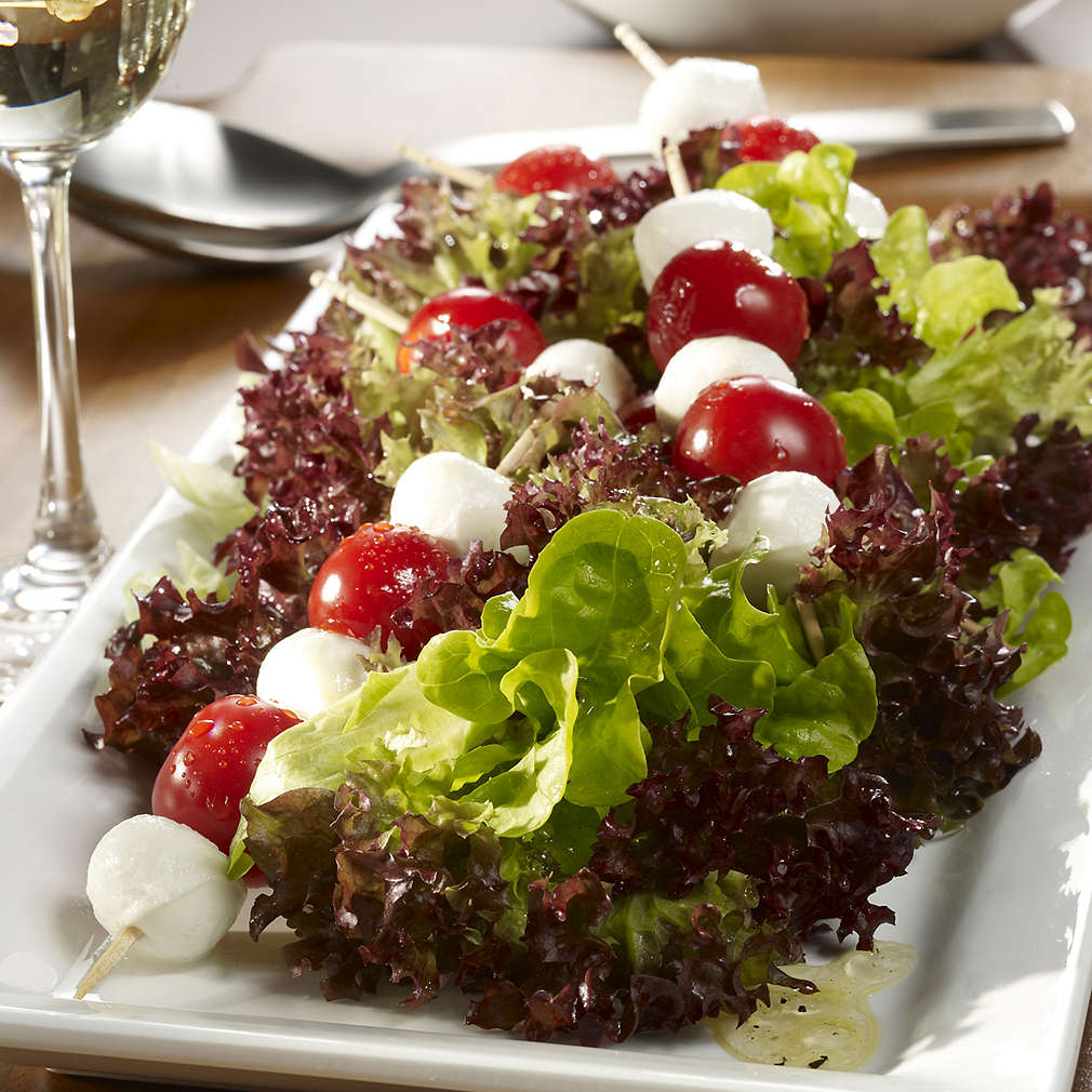 Abbildung des Rezepts Bunte Blattsalate mit Tomaten-Mozzarella-Spießen