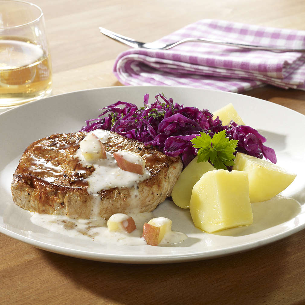Schweinesteak in Apfel-Senf-Sauce mit Rotkohlstreifen - Rezept | Kaufland