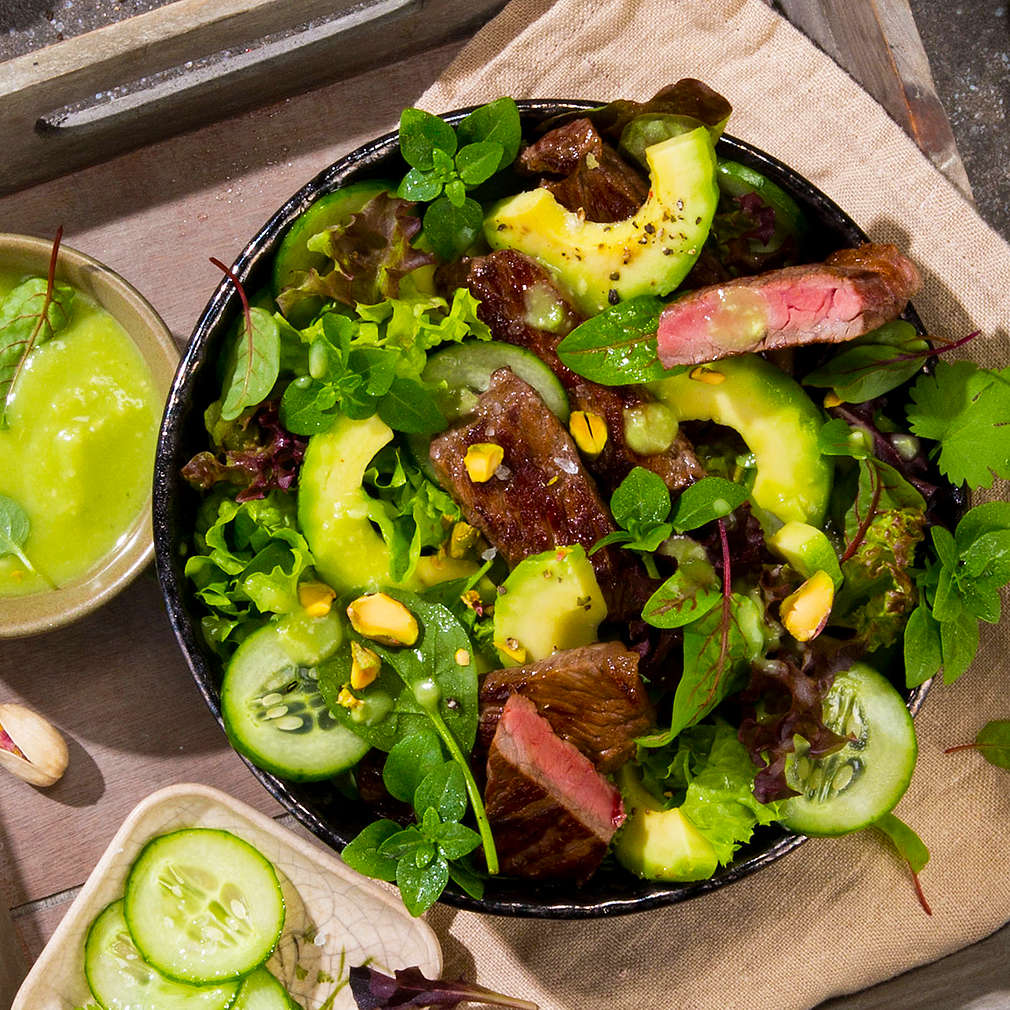 Abbildung des Rezepts Roastbeefstreifen mit Salat und Avocado-Dressing