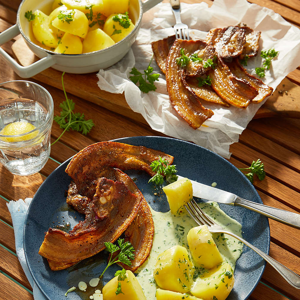 Abbildung des Rezepts Schweinebauch mit Kartoffeln und Petersiliensoße (Dänemark)