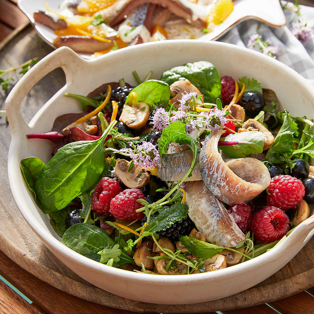 Imaginea rețetei Salată cu fructe de pădure și hering marinat