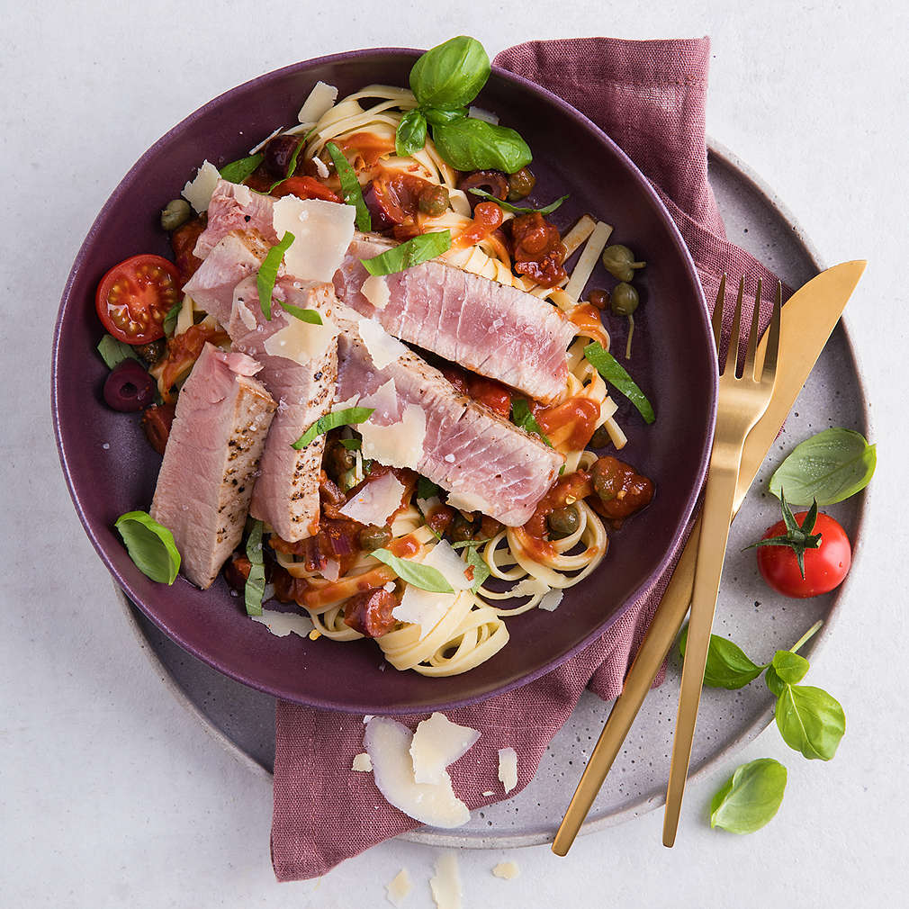 Abbildung des Rezepts Thunfischsteaks mit Tagliolini alla Puttanesca