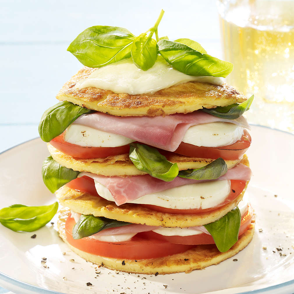 Zobrazit Palačinkový sendvič s mozzarellou a rajčaty receptů