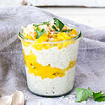 Abbildung des Rezepts Mango-Overnight-Oats mit Chili und Kokoschips