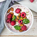 Abbildung des Rezepts Overnight Oats mit Himbeeren und Basilikum