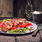 Abbildung des Rezepts Tagliata vom Rumpsteak mit Aioli und Tomaten-Rucola-Salat