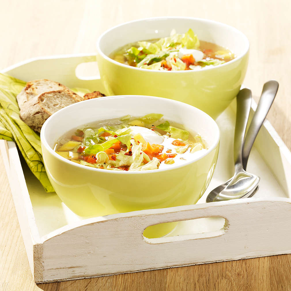 Zobrazit Osvěžující zeleninová polévka s hlávkovým salátem receptů