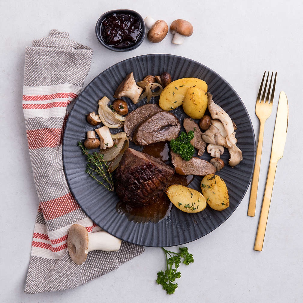 Abbildung des Rezepts Hirschrollbraten mit Pilzen und geschmorten Kartoffeln