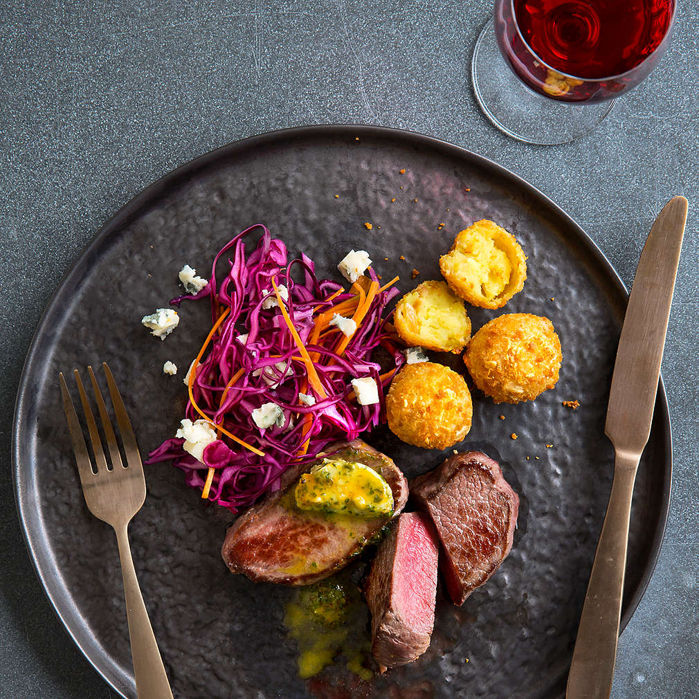 Abbildung des Rezepts Hirschsteak mit Rotkohl-Slaw und Mandelbällchen