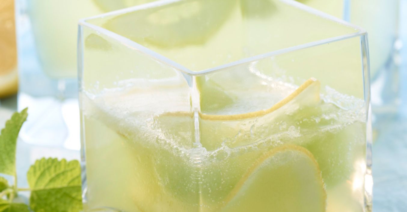 Zitronenbowle mit Melonenkugeln und Melisse - Rezept | Kaufland