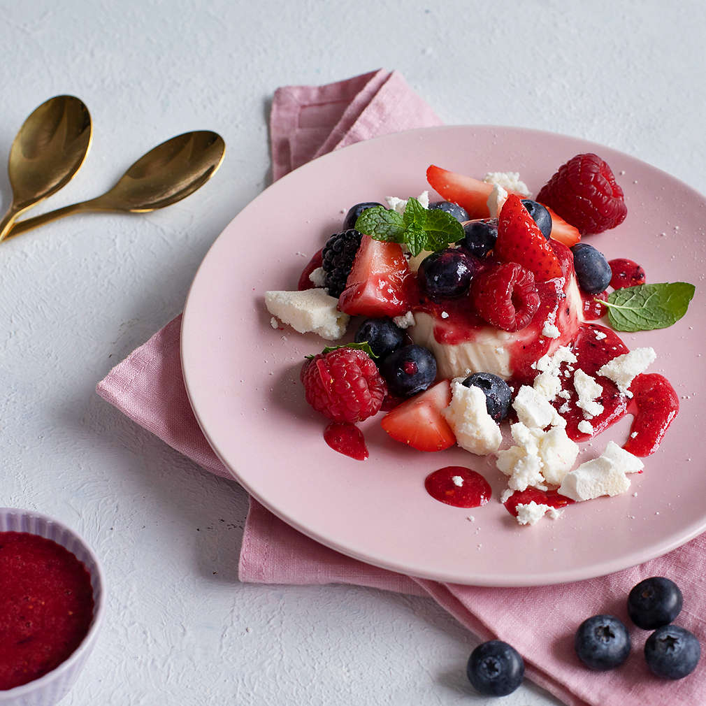 Zdjęcie przepisu Panna cotta jogurtowa z owocami