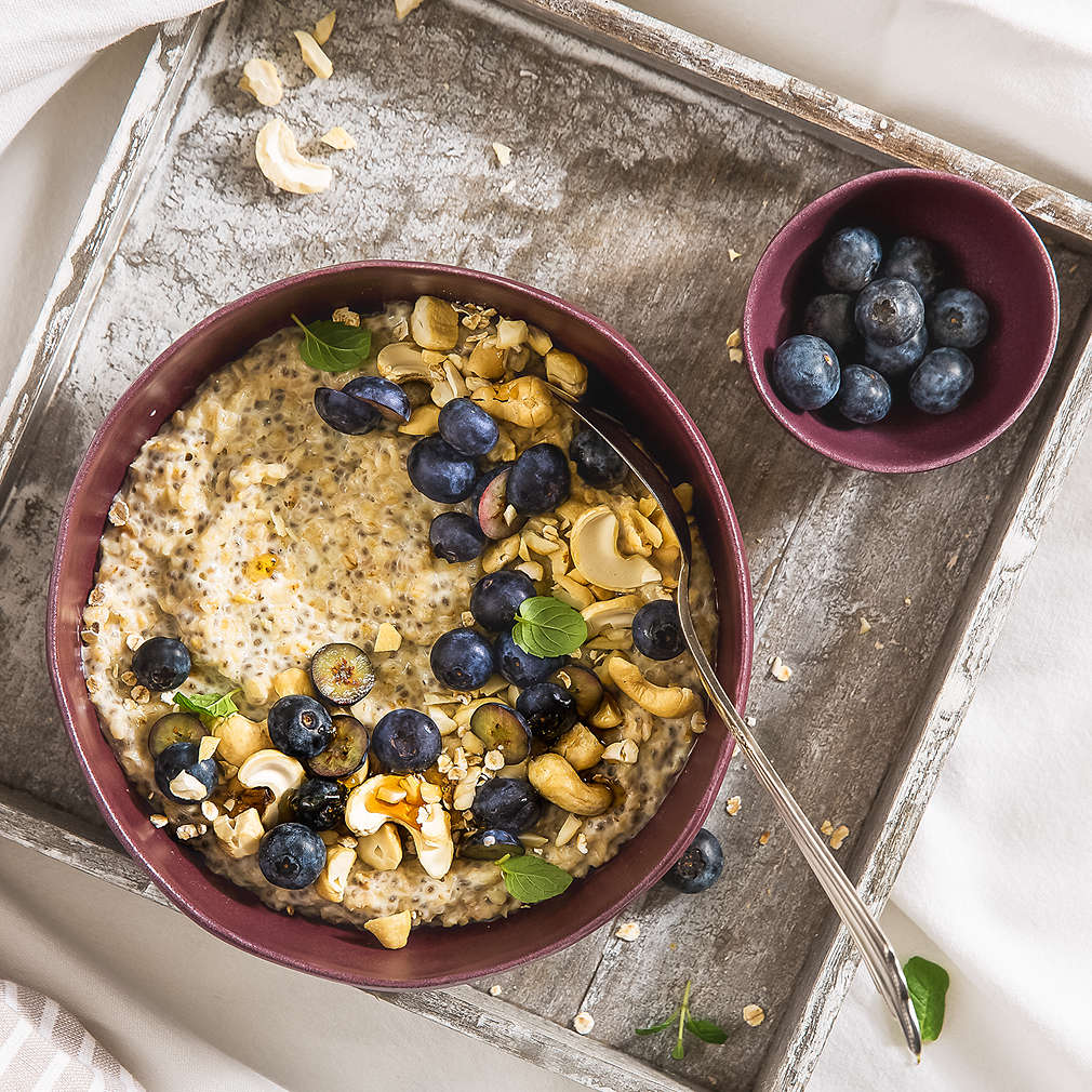 Imaginea rețetei Porridge (terci de ovăz) cu afine și caju