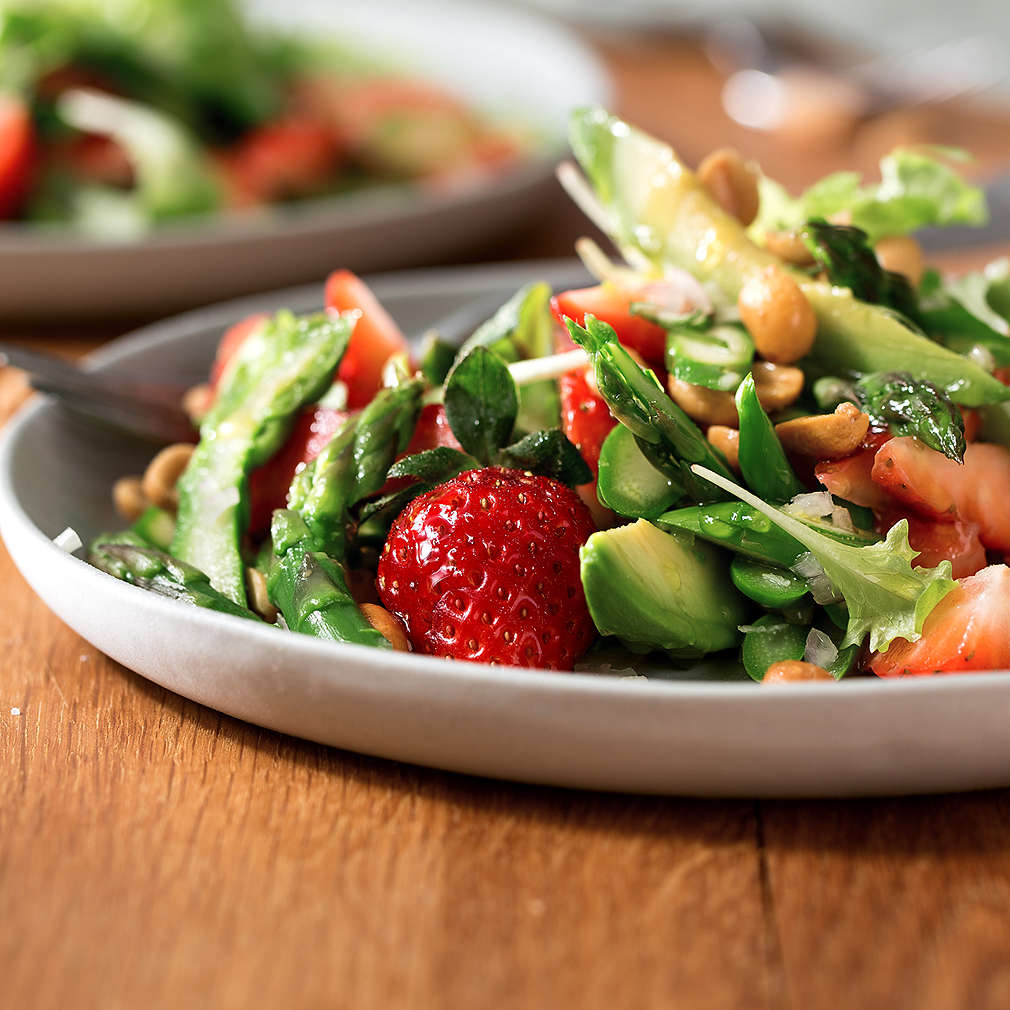 Imaginea rețetei Salată de căpșuni cu arahide