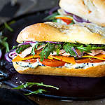 Abbildung des Rezepts Chicken-Sandwich mit Zitronen-Sesam-Mayo
