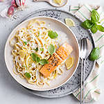 Abbildung des Rezepts Lachsfilets auf Tagliatelle in Ricotta-Weißweinsoße