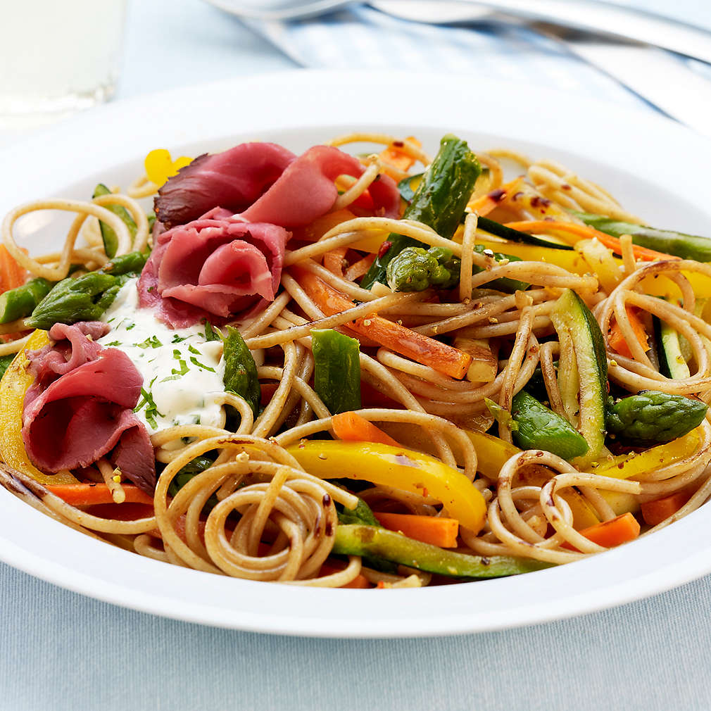 Abbildung des Rezepts Gemüse-Spaghetti mit Roastbeefstreifen