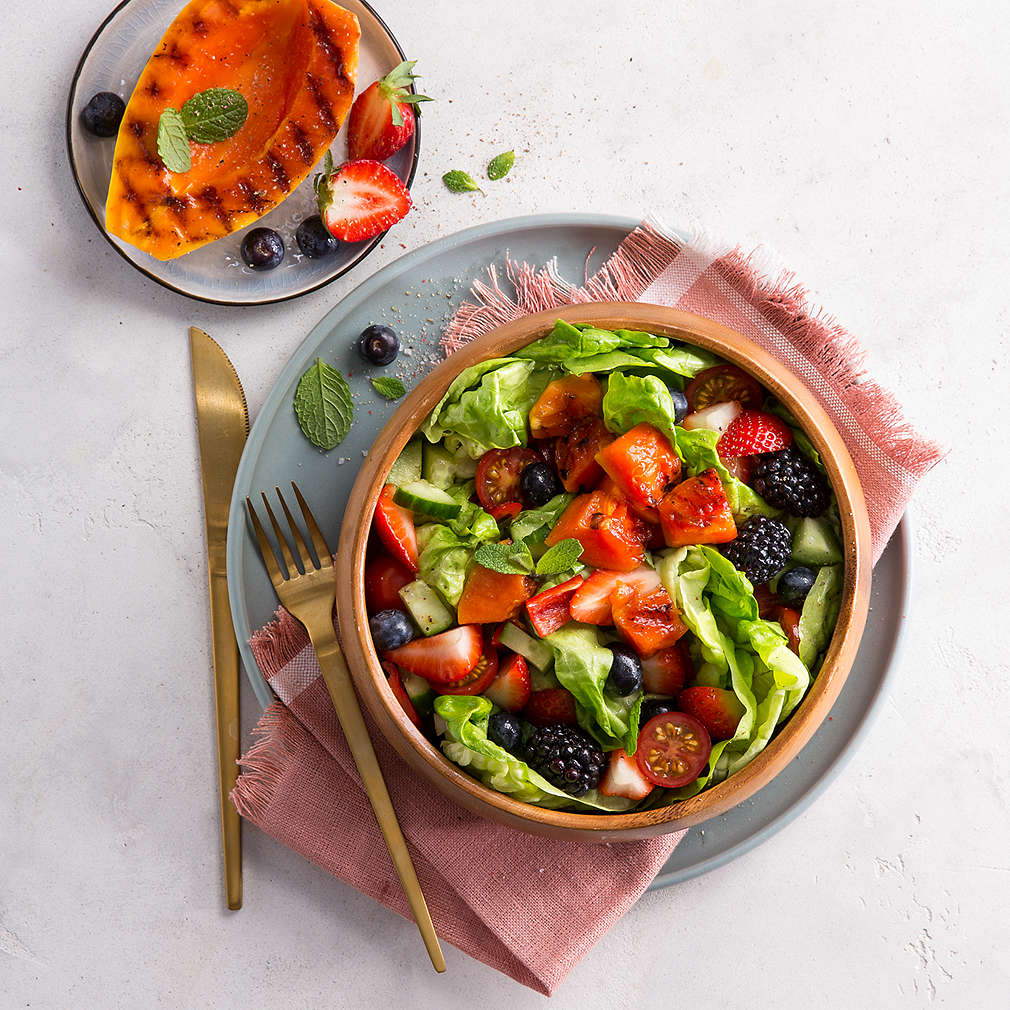 Abbildung des Rezepts Bunter Salat mit gegrillter Papaya und frischen Beeren