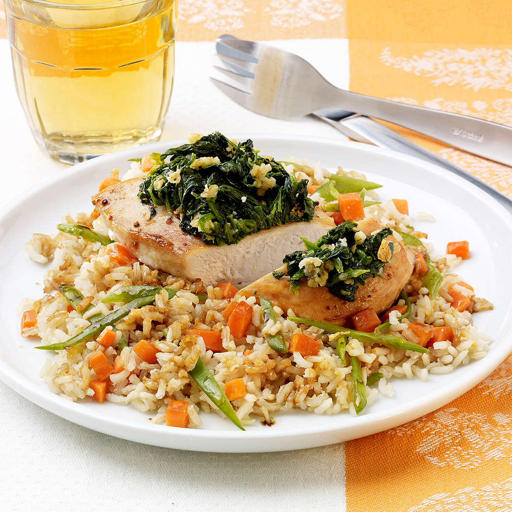 Zobrazit Kuřecí prsa se špenátem a zeleninovou rýží receptů