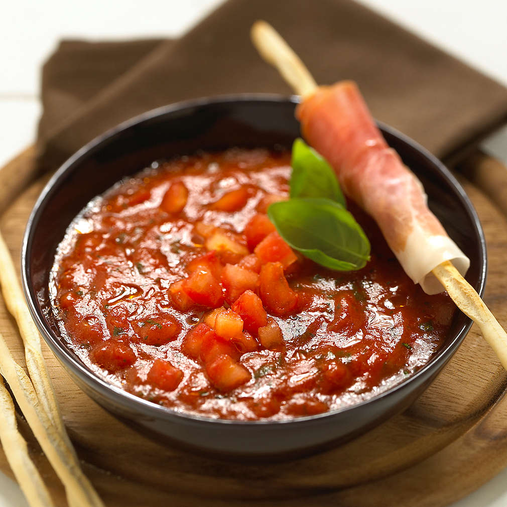 Zdjęcie przepisu Zupa pomidorowa z paluszkami i szynką