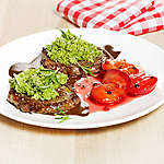 Abbildung des Rezepts Rindersteaks mit Broccolipüree und Pfefferpflaumen