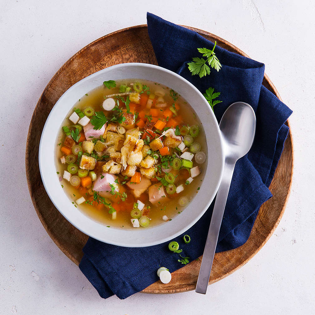 Knoblauchsuppe mit Käse-Brotwürfeln und Kasseler - Rezept | Kaufland