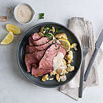 Abbildung des Rezepts Jungbullen-Roastbeef auf geröstetem Blumenkohl