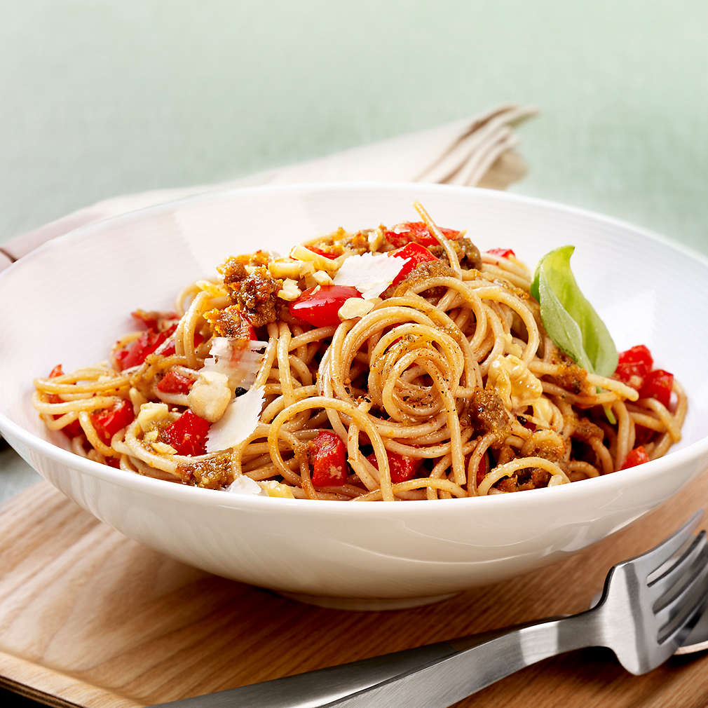 Zobrazit Celozrnné špagety s paprikou a pestem z vlašských ořechů receptů