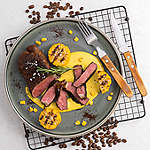 Abbildung des Rezepts Rumpsteak mit Coffee Rub und Maiscreme
